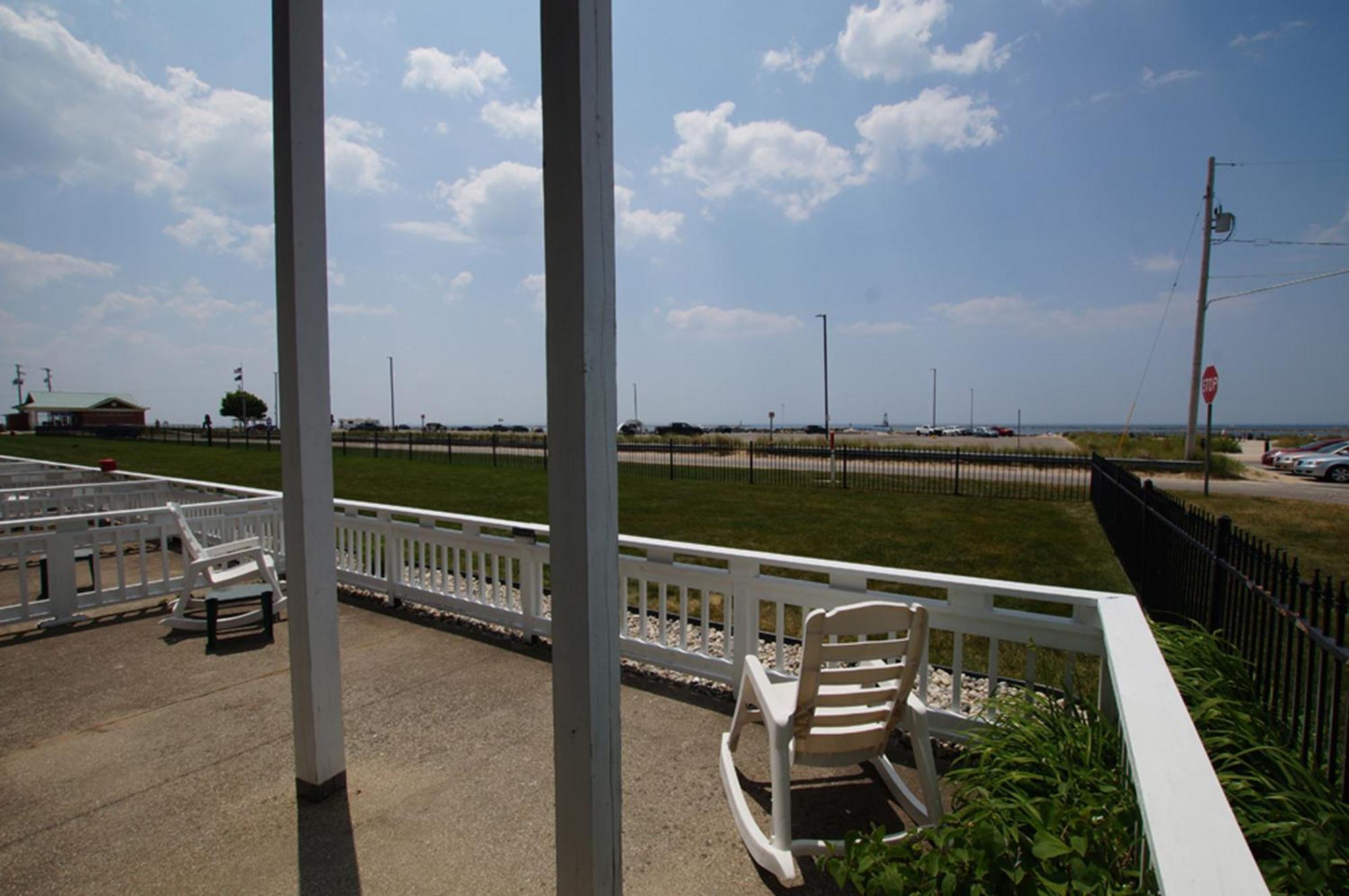 Snyders Shoreline Inn Лудингтон Экстерьер фото