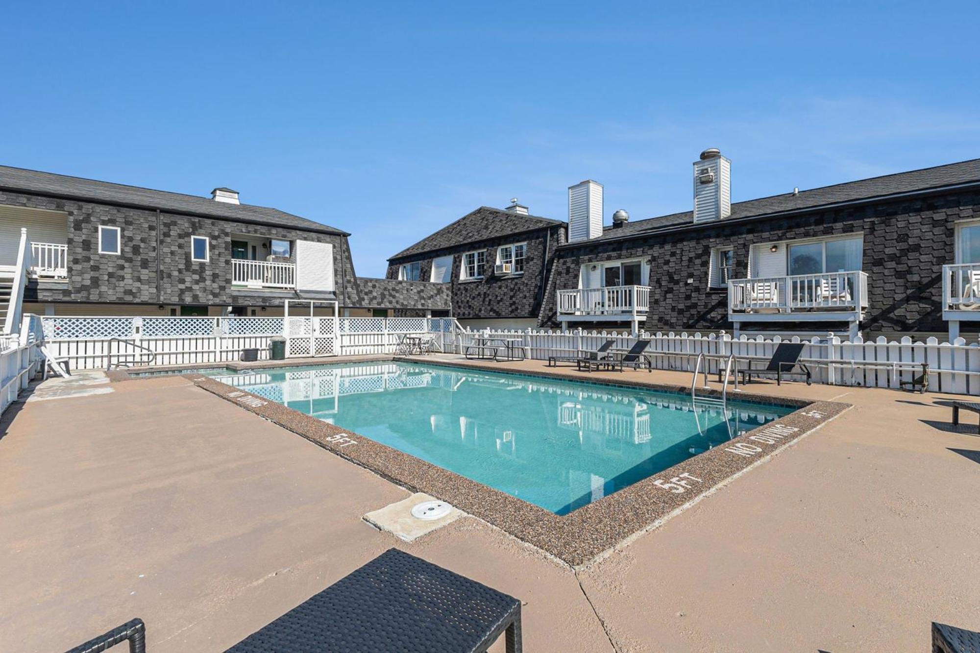 Snyders Shoreline Inn Лудингтон Экстерьер фото